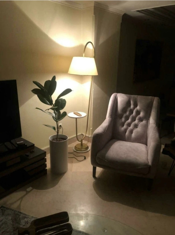 اباژور ایستاده کنار سالنی مدرنR179