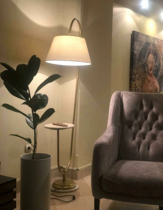اباژور ایستاده کنار سالنی مدرنR179